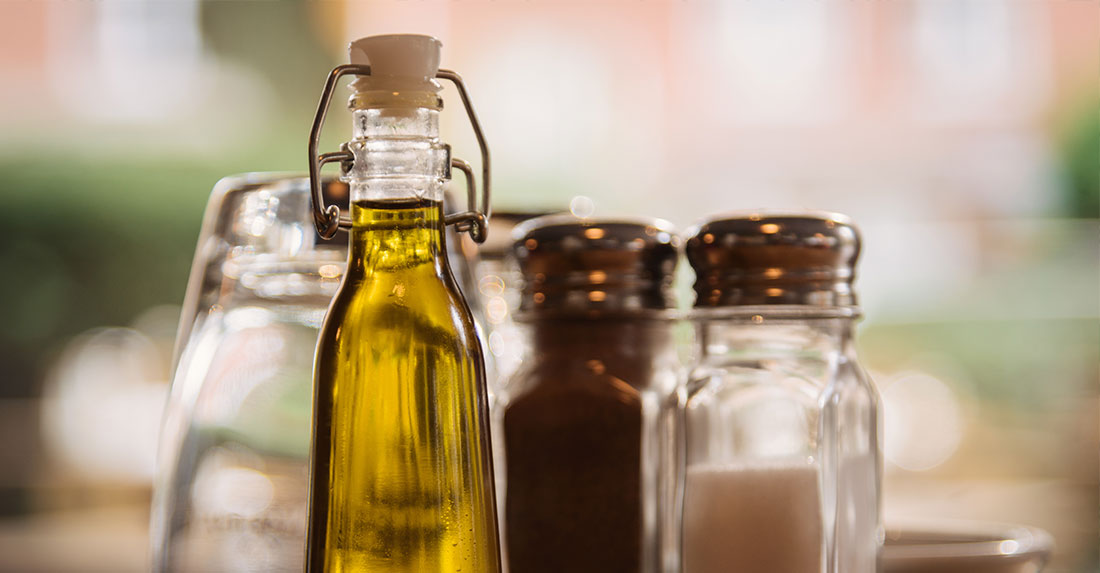 olio evo in bottiglia trasparente