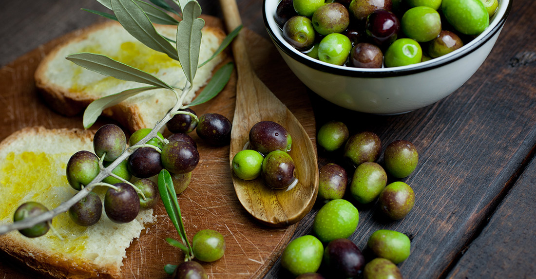olio di oliva fruttato su fette di pane